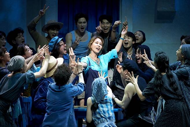 배우 최정원이 뮤지컬 <맘마미아>에서 ‘도나’를 연기하고 있다. 신시컴퍼니 제공