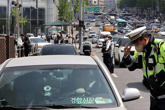 27일 서울 강남구의 한 교차로에서 경찰관들이 ‘우회전 일시멈춤’ 단속을 하고 있다. 조태형 기자