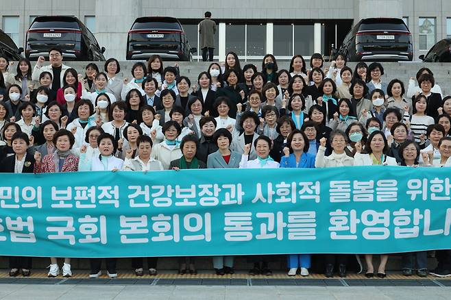 대한간호협회 신경림 회장 및 회원들과 간호사 출신 국민의힘 최연숙 의원이 27일 오후 국회에서 간호법안 본회의 통과를 축하하며 기념 촬영을 하고 있다. 연합뉴스
