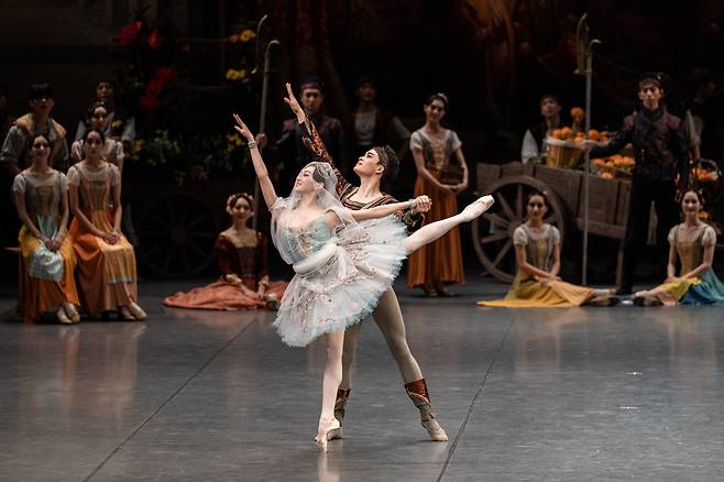 A scene from the ballet "Le Corsaire" (Korean National Ballet)