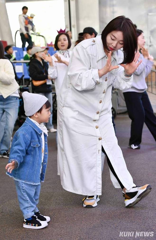 '아들도 엄마도 행복한 날'어린이날 큰 잔치에 참가한 박소현(거여동) 씨가 아들과 함께 신나는 음악에 맞춰 율동하고 있다. 