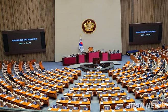 27일 오후 서울 여의도 국회 본회의장에서 열린 제405회국회(임시회) 제5차 본회의에서 화천대유 50억 클럽 뇌물 의혹 사건의 진상규명을 위한 특별검사의 임명 등에 관한 법률안에 대한 신속처리안건(패스트트랙) 지정동의의 건, 대통령 배우자 김건희의 도이치모터스 주가조작 의혹 진상규명을 위한 특별검사 임명 등에 관한 법률안에 대한 신속처리안건 지정동의 건에 대한 표결이 진행됐다.   사진=최은희 기자