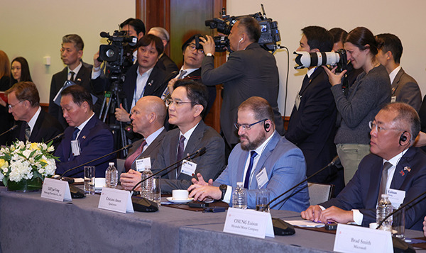 Hyundai Motor Group Executive Chair Euisun Chung, right, Samsung Electronics Co. Executive Chairman Jay Y. Lee, center, and SK Group Chairman Chey Tae-won, second from left, at the Korea-U.S. business roundtable in Washington D.C. on April 25 (local). [Photo by Yonhap]