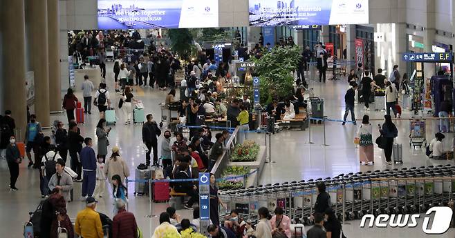 (인천공항=뉴스1) 김진환 기자 = 코로나19(신종 코로나 바이러스 감염증)로 막혔던 하늘길이 다시 열리면서 공항이 활기를 되찾고 있다. 해외여행 회복세에 맞춰 면세점 식당가 등도 붐비는 모습이다. 각 공항은 여름 휴가철 승객이 더욱 늘어날 것으로 예상하면서 정상화에 힘쓰고 있다.   항공업계에 따르면 한국공항공사는 지난해 10월 본격적으로 국제선이 재개된 이후 여객 회복률이 상승하자 내부에 항공수요 회복 태스크포스(TF)를 마련해 대응에 나섰다.   사진은 26일 오전 인천국제공항 입국장의 모습. 2023.4.26/뉴스1  Copyright (C) 뉴스1. All rights reserved. 무단 전재 및 재배포 금지.