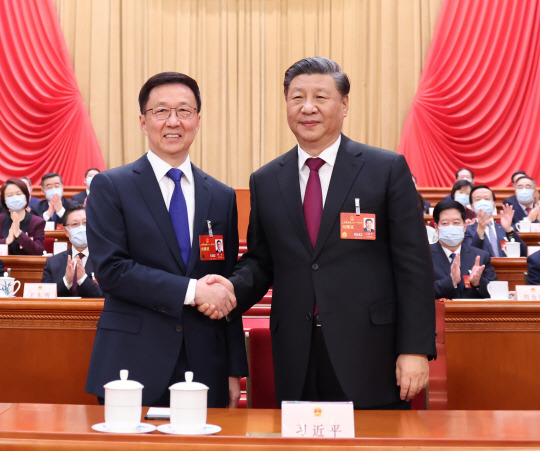 시진핑(오른쪽) 중국 국가 주석이 지난 달 10일 중국 베이징 인민대회당에서 열린 전국인민대표자회의에서 국가 부주석으로 선출된 한정 전 부총리와 악수하고 있다. 신화 연합뉴스