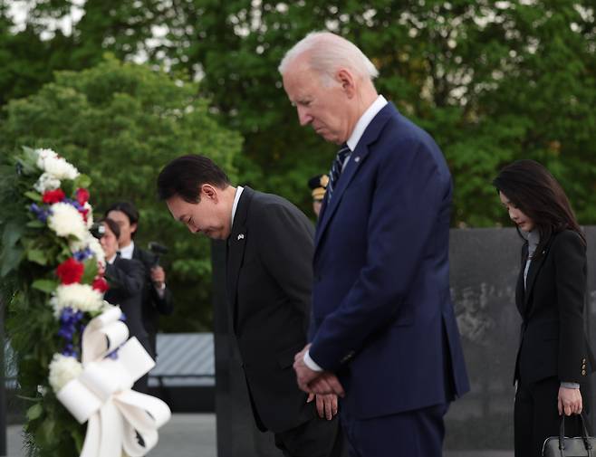 미국을 국빈 방문한 윤석열 대통령과 김건희 여사가 조 바이든 미국 대통령 내외와 함께 지난 25일(현지시간) 워싱턴DC 한국전참전용사기념공원을 찾아 헌화한 뒤 묵념하고 있다. [연합]