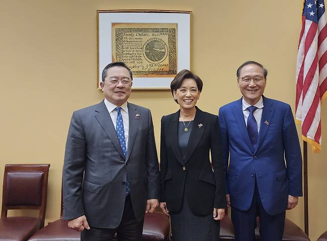 구자열(왼쪽부터) 한국무역협회 회장, 영 김 캘리포니아 주 하원의원, ㈜엑시콘 최명배 회장. [한국무역협회 제공]