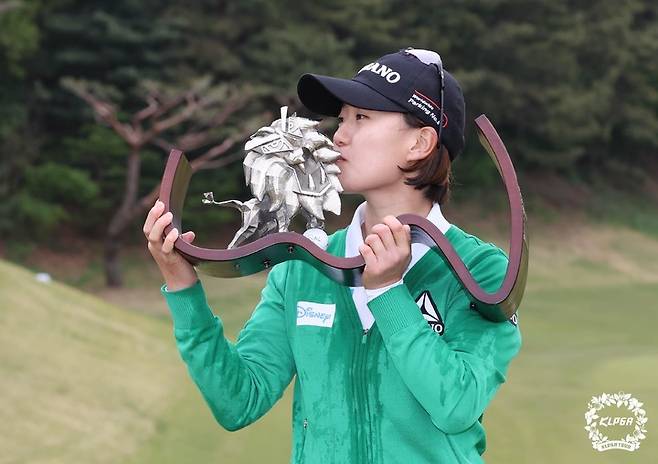 [서울=뉴시스] 조성봉 기자 = 23일 경남 김해 가야CC에서 열린 '넥센·세인트나인 마스터즈 2023’에서 최은우가 우승트로피에 입맞춤을 하고 있다. (사진=KLPGA제공)2023.04.23. photo@newsis.com *재판매 및 DB 금지