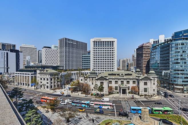 [서울=뉴시스] 김진아 기자 = 한국은행이 본부 건물 리모델링 공사가 마무리되며 24일 6년 만에 다시 본부로 돌아왔다. 이창용 한국은행 총재는 이날 오후 서울 중구 한은 본부에서 열린 준공기념식 기념사에서 "신청사 이전으로 한은의 위상이 대내는 물론 국제적으로도 제고될 수 있을 것으로 기대한다"고 말했다. 사진은 한국은행 전경. (사진=한국은행 제공) 2023.04.24. photo@newsis.com *재판매 및 DB 금지