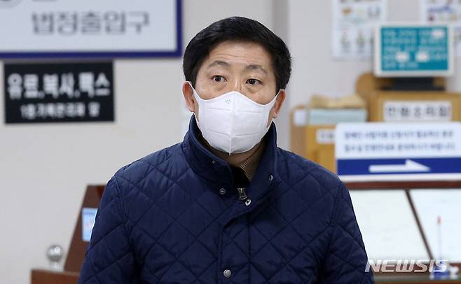 [서울=뉴시스] 홍효식 기자 = '미허가 기부금 모집' 혐의로 기소된 박상학 자유북한운동연합 대표가 지난해 3월8일 오전 서울 서초구 서울중앙지법에서 열리는 선고 공판에 출석하고 있다. 2022.03.08. yesphoto@newsis.com