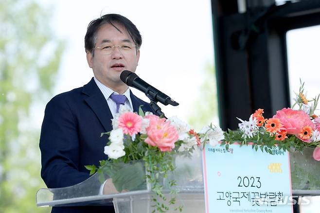 '2023고양국제꽃박람회' 개막식 알리는 이동환(고양시장) 재단법인 고양국제꽃박람회 이사장.(사진=고양시 제공)