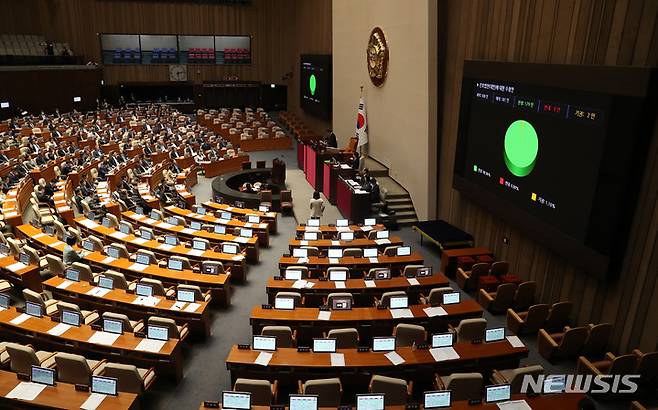 [서울=뉴시스] 이영환 기자 = 27일 오후 서울 여의도 국회 본회의장에서 열린 제405회국회(임시회) 제5차 본회의에서 간호법안(대안)에 대한 수정안이 재적 300인, 재석 181인, 찬성 179인, 반대 0인, 기권 2인으로 통과되고 있다. 2023.04.27. 20hwan@newsis.com