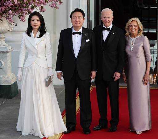 윤석열 대통령과 김건희 여사가 26일(현지시간) 미국 워싱턴DC 백악관에서 열린 국빈만찬에 입장하며 조 바이든 미국 대통령 부부와 기념촬영하고 있다. 최근 대통령실이 넷플릭스 투자 유치 과정에서 김 여사에게 진행 상황을 보고한 적 있다고 밝혀 논란이 되는 가운데 더불어민주당은 대통령 배우자법 발의를 추진하겠다고 밝혔다. 워싱턴=뉴시스
