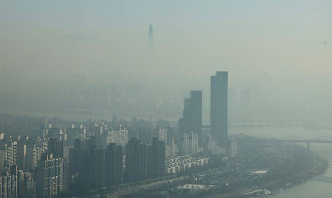 서울 여의도 63스퀘어전망대에서 바라본 도심이 미세먼지로 인해 뿌옇게 보인다. 연합뉴스