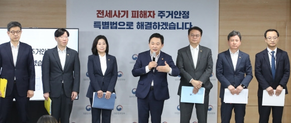 원희룡 국토교통부 장관이 27일 오전 서울 종로구 정부서울청사에서 전세사기 피해자 지원방안 관련 기자들의 질문에 답하고 있다. 2023.04.27. 뉴시스