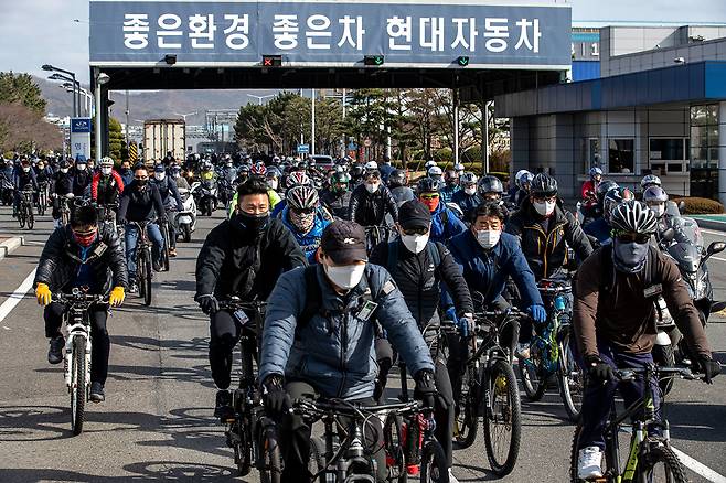 2021년 3월18일 오전 8시간 근무를 마친 현대자동차 울산공장 노동자들이 퇴근하고 있다. ⓒ시사IN 조남진