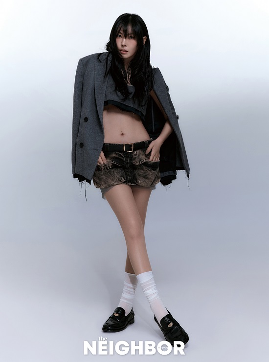 Actress Kim So-yeon showed off her hip look.On the 27th, magazine The Naver released a picture with actor Kim So-yeon.In the open photo, Kim So-yeon showed trendy casual wear and mood from lingerie top to low-rise mini skirt and crop suit.She has a high understanding of images and costumes, and it is the back door that she received the okay within 10 minutes of each cut and the admiration of the staff of the filming staff continued.Kim So-yeon expressed his satisfaction that he wanted to be a life picture of his own, saying that he wanted to try Top Model in a fashion picture of a hip atmosphere like idol.In her next film, Kumiho  ⁇  1938, she plays the role of Ryu Hong-ju, the owner of the western mountain god with enormous power and the master of the finest liquor house in Kyungsung. She is a character with a variety of charms, cute and lovely. Explained. ⁇  I usually like fantasy genres, so while I was taking a picture of Penthouse, I saw Kumiho  ⁇  1 so much fun. She said that the way to the film was as exciting as going on a picnic. Revealed.She is still trembling, nervous and scared when she plays like the first year of her debut. However, she confessed that she is willing to play with joy when she reads the script because she continues to act. ⁇  When I realized that my life after my 40s was revealed, I practiced acting in front of a big mirror and studied from the face. When asked what kind of person I want to be in the future, I want to be a comfortable person. , And  ⁇  The face of the picture I took these days seems to be fortunately comfortable. On the other hand, actor Kim So-yeons next work tvN new Saturday drama Kumiho  ⁇  1938 will be broadcasted at 9:20 pm on May 6 following Pandora: Manipulated Paradise.Photos by TheNaver