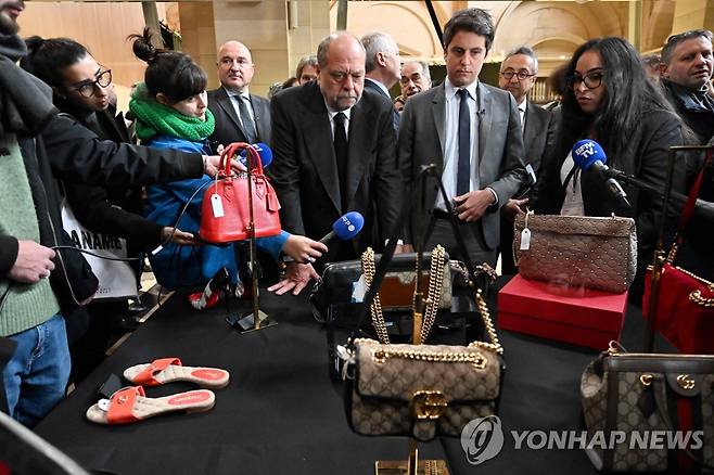 경매에 나온 물건들을 둘러보는 프랑스 법무부 장관 [AFP=연합뉴스. 재판매 및 DB 금지]