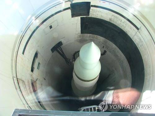 격납고에 보관돼 발사준비 중인 미국의 ICBM '미니트맨 3' [미 국방부 제공]