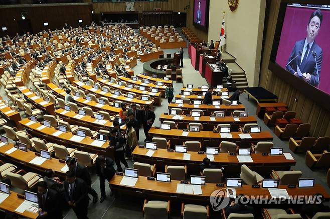 국민의힘, 의료법 개정안 및 간호법 투표 거부 (서울=연합뉴스) 임화영 기자 = 27일 오후 국회에서 열린 본회의에서 국민의힘 의원들이 의료법 일부개정법률안 및 간호법안에 대한 투표를 거부하며 본회의장을 떠나고 있다. 2023.4.27 hwayoung7@yna.co.kr