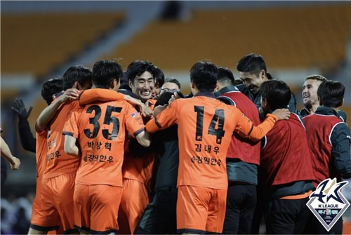 서울과 경기에서 3-2로 승리한 강원FC [한국프로축구연맹 제공. 재판매 및 DB 금지]