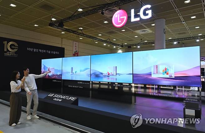 지난 19일 서울 코엑스에서 열린 '월드IT쇼 2023' LG전자 전시관에서 관람객들이 'LG 시그니처 올레드 M'과 LG 올레드 에보(모델명: G3)를 체험하고 있다.[LG전자 제공. 재판매 및 DB 금지]