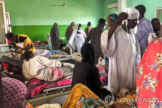 부상자들로 발디딜 틈 없는 수단 북다르푸르의 병원. [AFP 연합뉴스 자료사진. 재판매 및 DB 금지]