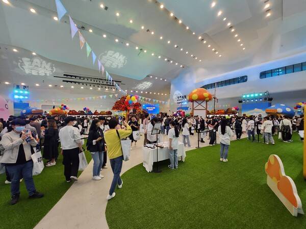 - 순식간에 사람들로 가득찼다&nbsp;