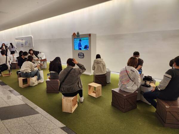 - 밖에도 쉼터가 마련되어 있다&nbsp;