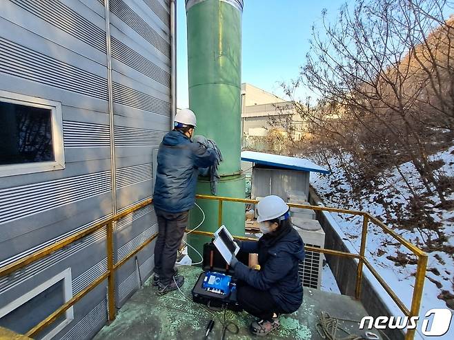 경기도보건환경연구원이 대기오염 측정대행업체를 대상으로 ‘대기 분야 정기숙련도 시험평가’를 실시한다. 사진은 측정대행업체의 검사 모습.(경기도보건환경연구원 제공)/