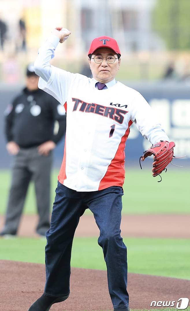 신우철 완도군수가 지난 27일 장보고 수산물축제, 청산도 슬로걷기 등 완도에서 펼쳐지 대규모 행사와 축제를 홍보를 위해 광주 기아 챔피언스필드에서 시구를 펼쳤다.(완도군 제공)/뉴스1