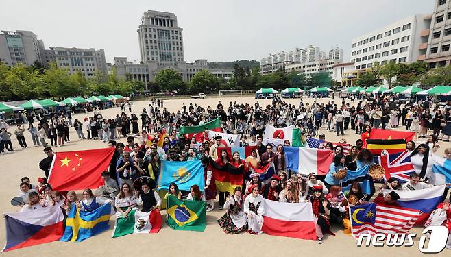 각국 전통복장을 입은 한국외대 한국어문화교육원 외국인 학생들이 28일 서울 동대문구 한국외대에서 열린 '세계를 만나는 문화 한마당, 2023 제17회 문화 엑스포'에서 퍼레이드를 시작 전 기념촬영을 하고 있다. 2023.4.28/뉴스1 ⓒ News1 박세연 기자