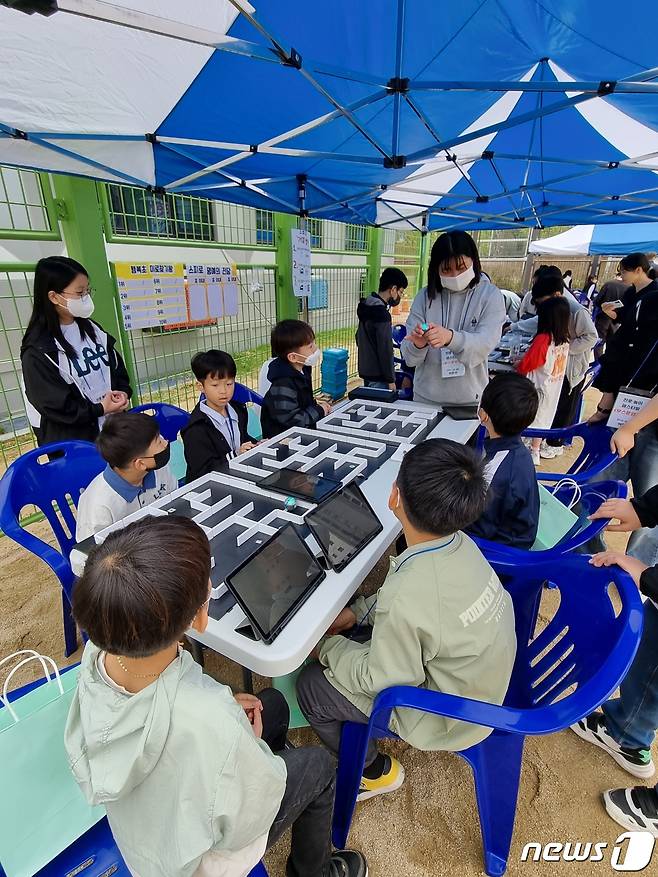 무안행복초등학교 (교장 심재호)가 26~27일 이틀간 6학년 학생들 주최로 후배들과의 행복한 진로체험 페스트벌을 진행했다. 6학년 선배가 후배들에게 미로 탈출 체험프로그램을 설명하고 있다.(전남교육청 제공)/뉴스1