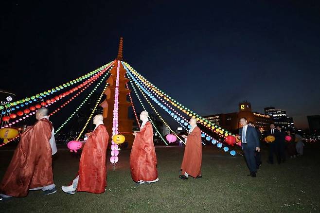 창원광장에서 불기2567년 부처님오신날을 축하하기 위한 봉축탑 점등식이 열렸다.