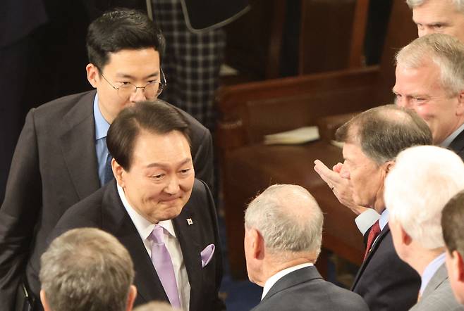 27일(현지시간) 윤석열 대통령이 워싱턴 미 상.하원 합동회의 연설에서 미 의원들과 인사하고 있다/워싱턴=임희순 객원기자