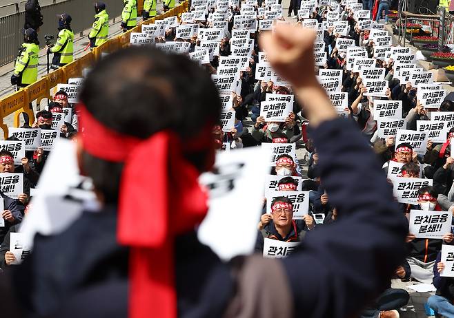 주한 외투 기업 상당수는 한국이 외국인 투자 활성화를 위해 개선해야 할 규제 분야로 '노동 규제'를 지목한다. 사진은 4월 12일 오전 서울 용산 대통령실 앞에서 열린 양대 노총 금융노동자 공동투쟁본부 총력투쟁 결의대회 모습. / 연합뉴스