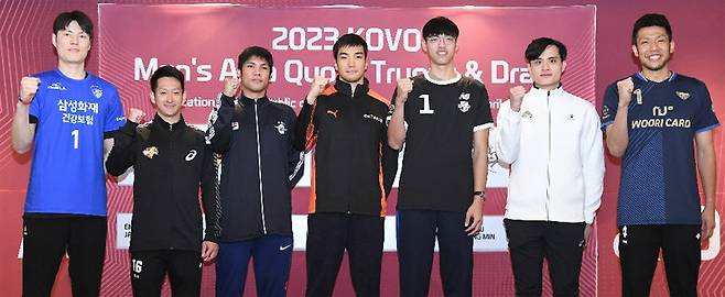 27일 제주 썬 호텔에서 열린 2023 한국배구연맹(KOVO) 남자부 아시아쿼터를 통해 프로배구에 입단한 에디(삼성화재), 료헤이
 이가(한국전력), 마크 에스페호(대한항공), 바야르사이한(OK금융그룹), 차이 페이창(현대캐피탈), 리우 홍민(KB손해보험), 
이세이 오타케(우리카드·왼쪽부터). KOVO 제공