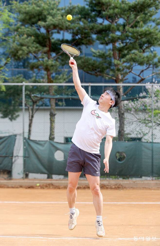 최승홍 교수는 세계 여러 도시에서 테니스를 즐기는 것을 버킷리스트로 정해놓고 실천하고 있다. 최 교수가 높이 뜬 공을 점프하며 처리하고 있다. 송은석 기자 silverstone@donga.com