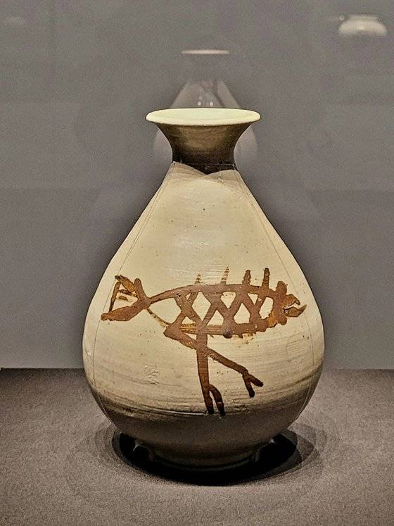 리움미술관 ‘조선의 백자, 군자지향’에 전시 중인 ‘백자철화 어문병’. 문소영 기자