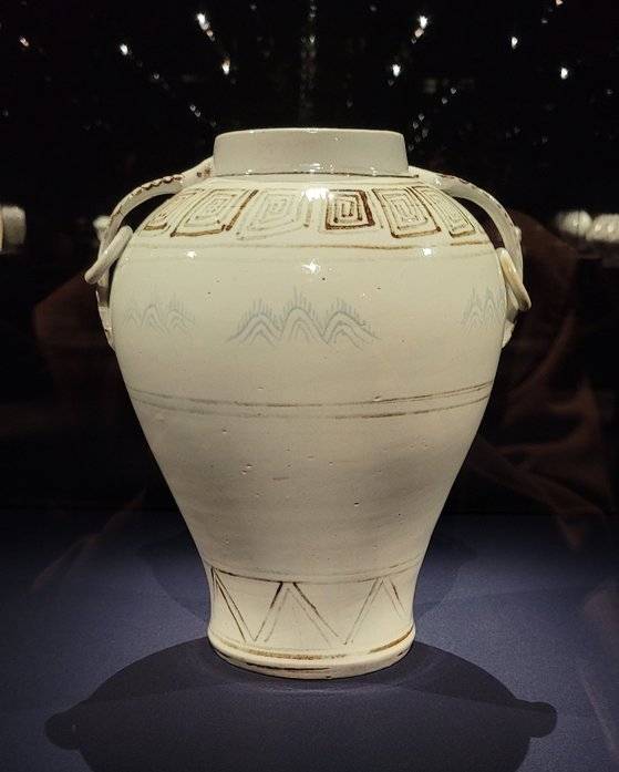 백자청화철화 삼산뇌문 산뢰(의례용기)’. 문소영 기자