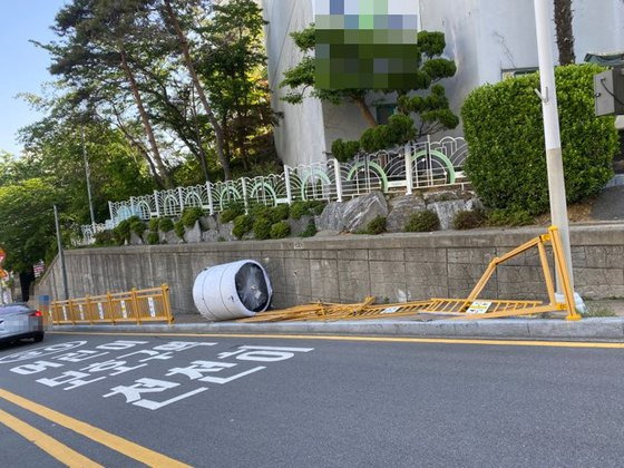 부산 아파트 인근 도로에서 지게차가 하역 작업을 하던 중 1.5t짜리 섬유롤이 떨어져 행인 세 명을 덮쳤다. 이 사고로 10세 아동이 숨졌다. 사고 현장 모습. 사진 부산경찰청