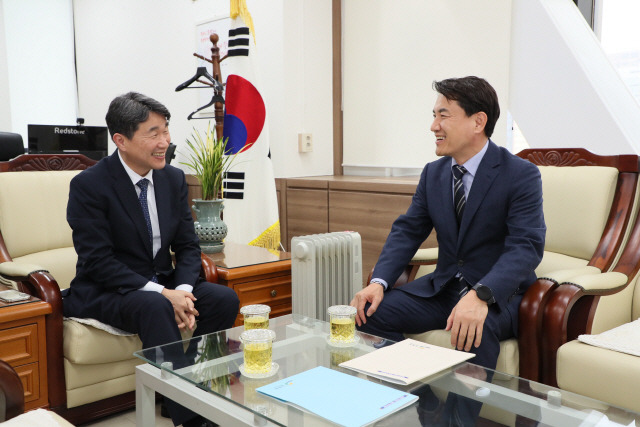 ▲ 김진태 도지사가 27일 정부서울청사를 방문해 이주호 사회부총리 겸 교육부 장관과 면담을 갖고 강특법 개정안의 교육특례 원안 통과를 위한 협조를 요청했다.