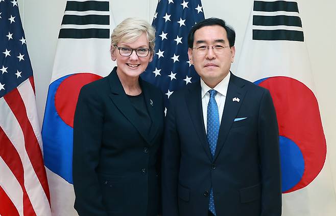 지난 27일(현지시간) 미국 워싱턴 D.C. 에너지부 회의실에서 이창양 산업통상자원부 장관과 제니퍼 그랜홈 미국 에너지부 장관이 기념 사진을 찍고 있다. 산업통상자원부 제공