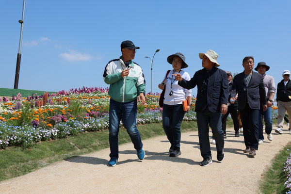 순천만 국가정원에서 나동연 시장 등 양산시 벤치마킹단이 국가정원 조성지를 걸어가고 있다. 양산시 제공