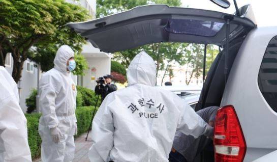 살인사건 증거물 확보하는 경찰/사진=연합뉴스