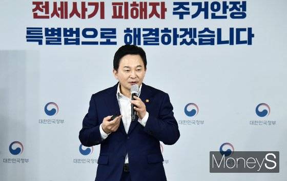 지난해 말 '빌라 사기꾼' 사태로 촉발된 전세 사기 사태가 전국적으로 확대되며 수많은 피해자를 양산하기 시작하자 정부가 팔을 걷어붙였다. 28일 국토교통부와 법무부는 전세사기 수사와 처벌을 강화하는 한편 관련 추가 제도 개선에도 즉시 착수하겠다고 밝혔다. 현재 시행 중인 전세사기 기획 조사 중 발견되는 의심사례는 곧바로 수사 의뢰하고, 범행방법이 비슷하거나 범행의 고의가 명백한 경우 '특정경제범죄법' 상 사기죄로 가중처벌할 수 있도록 법을 개정한다./사진=임한별 기자