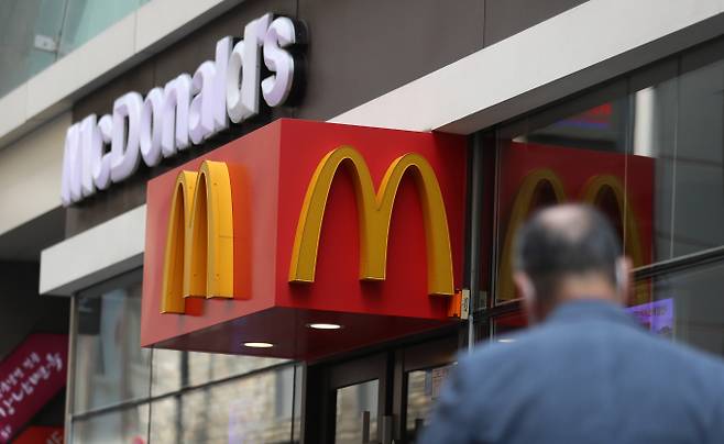 동원산업이 한국맥도날드 인수 추진을 중단했다. 사진은 맥도날드 매장. /사진=뉴시스
