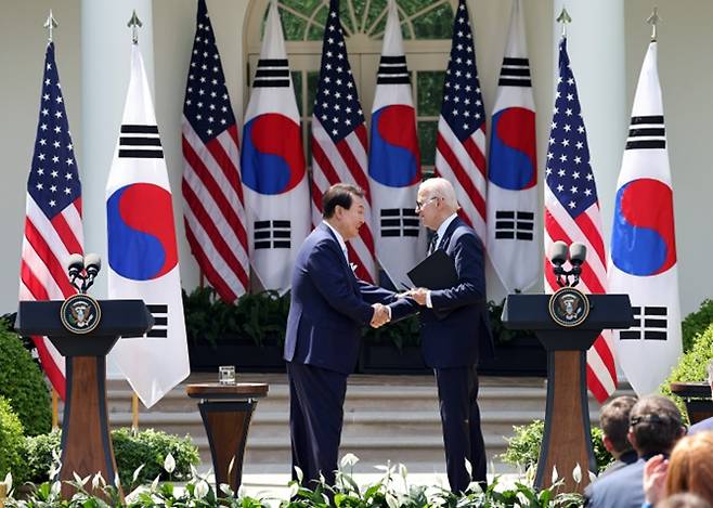 미국 정부가 지난 27일(이하 현지시각) 워싱턴 선언에 담긴 확장억제 강화 방안을 '핵 공유'로 보지 않는다고 밝혔다. 사진은 지난 26일 미국 워싱턴DC 백악관 로즈가든에서 열린 공동 기자회견에서 악수하는 윤석열 대통령(왼쪽)과 조 바이든 미국 대통령. /사진=뉴시스