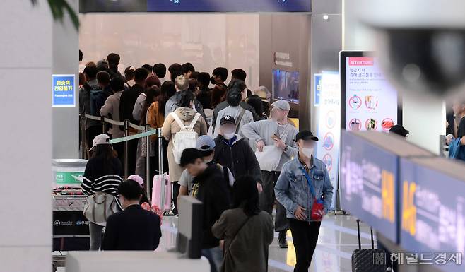 황금연휴를 앞둔 28일 오전 인천국제공항 제1여객터미널 출국장이 여행객들로 붐비고 있다. 인천공항=이상섭 기자