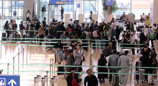 황금연휴를 앞둔 28일 오전 인천국제공항 제1여객터미널 출국장이 여행객들로 붐비고 있다. 인천공항=이상섭 기자